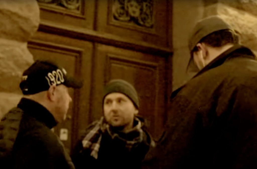Andreas sidkvist förhörs av civilklädd polis utanför riksdagen 16 november 2022