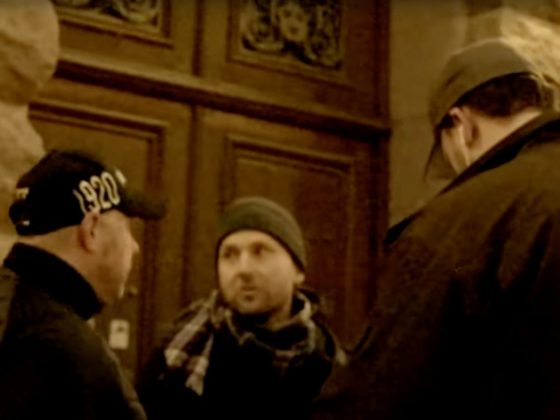 Andreas sidkvist förhörs av civilklädd polis utanför riksdagen 16 november 2022