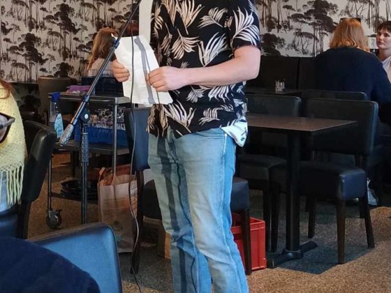 Andreas sidkvist håller tacktal på mods valvaka i bagarmossen den 9 juni 2024 (1)