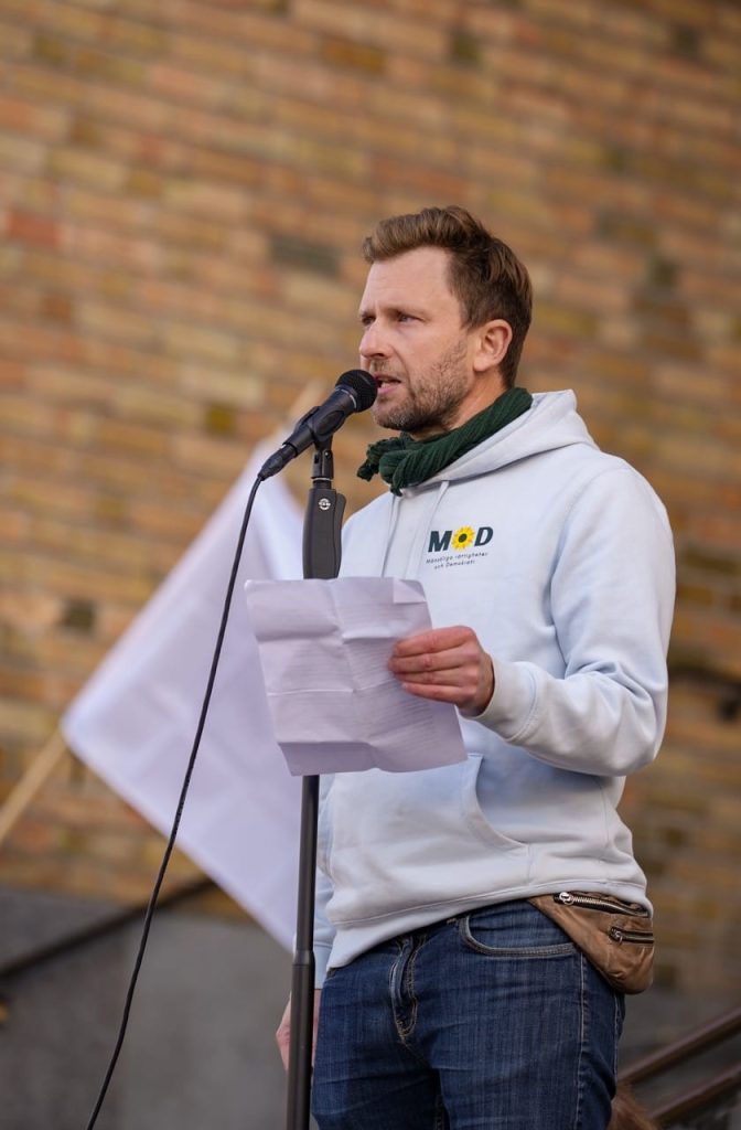 Andreas Sidkvist håller tal för fred