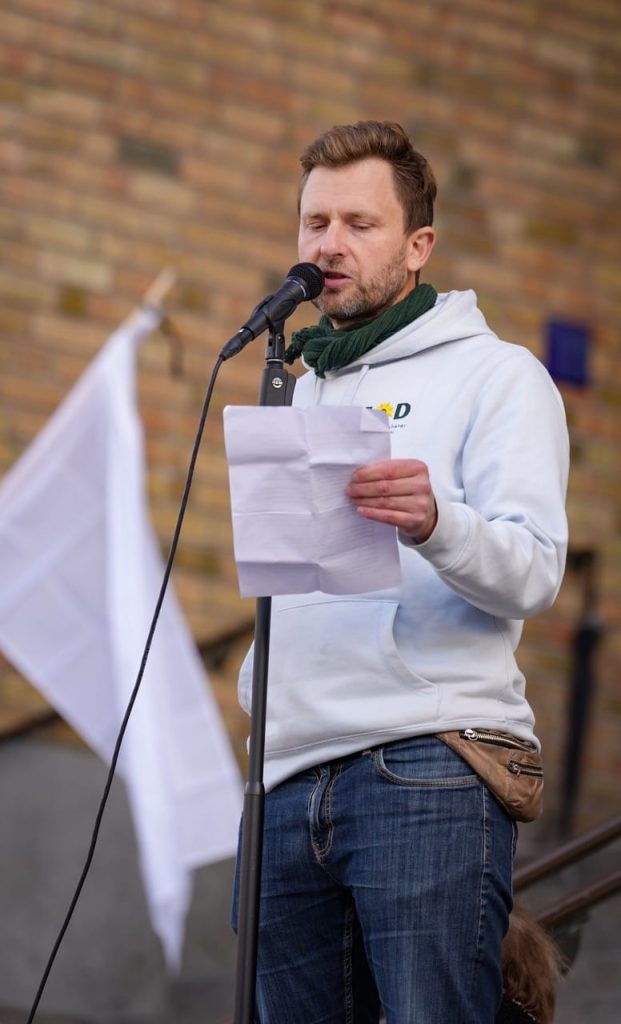 Andreas Sidkvist håller tal för fred