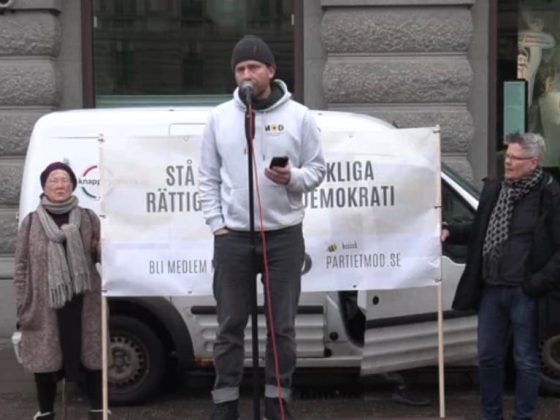 Andreas sidkvist håller tal 2025 02 23 fredsmanifestation mynttorget stor