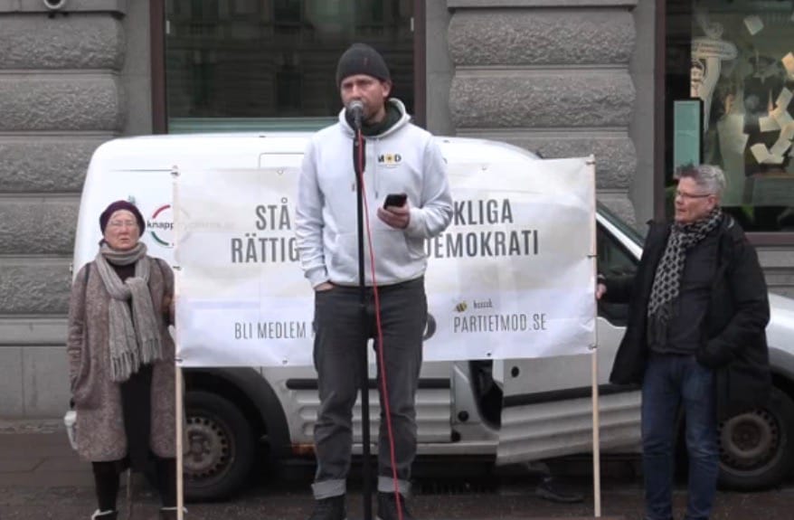 Andreas sidkvist håller tal 2025 02 23 fredsmanifestation mynttorget stor