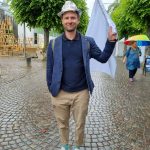 2022 07 06 med i mod i almedalen vårt första år. en foliehatt i almedalen