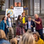 2023 10 01 exit who samlade uppåt 3000 personer på medborgarplatsen i stockholm mod arrangerade ihop med läkaruppropet och sjuksköterskeuppropet bild på talarna av stockholmsfyren
