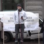 2025 02 23 andreas sidkvist håller tal på fredsmanifestation vit flagg vid mynttorget