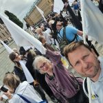 Manifestation för fred vid riksdagens öppnande vit flagg var temat
